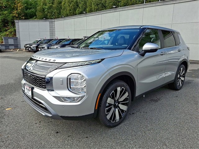 New 2025 Mitsubishi Outlander SE image 2