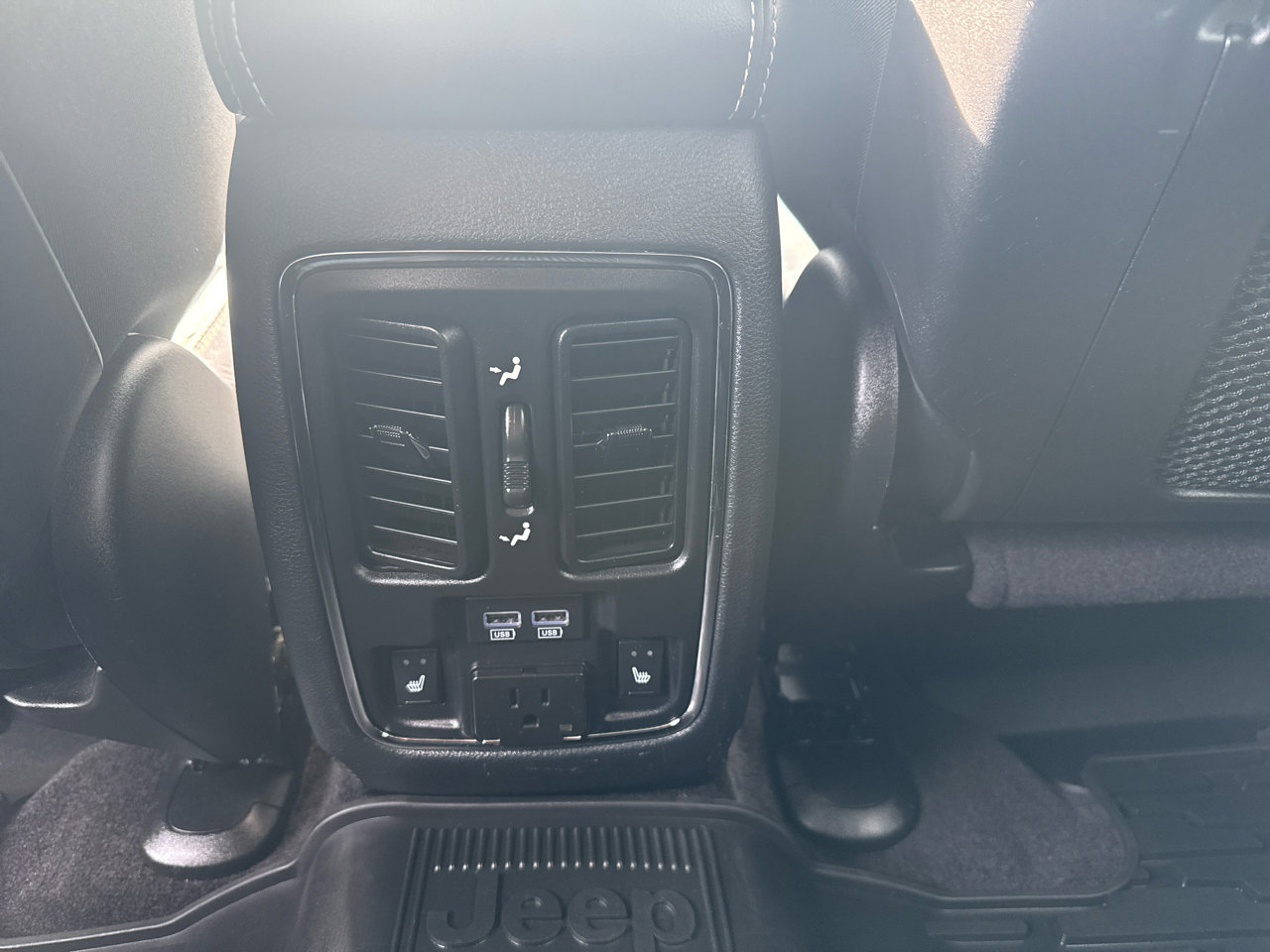 Used 2017 Jeep Grand Cherokee Limited image 17