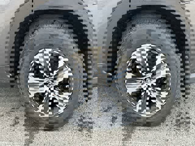 Used 2023 Toyota Highlander XLE image 5