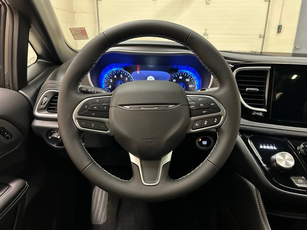 New 2027 Chrysler Pacifica Limited FWD image 17