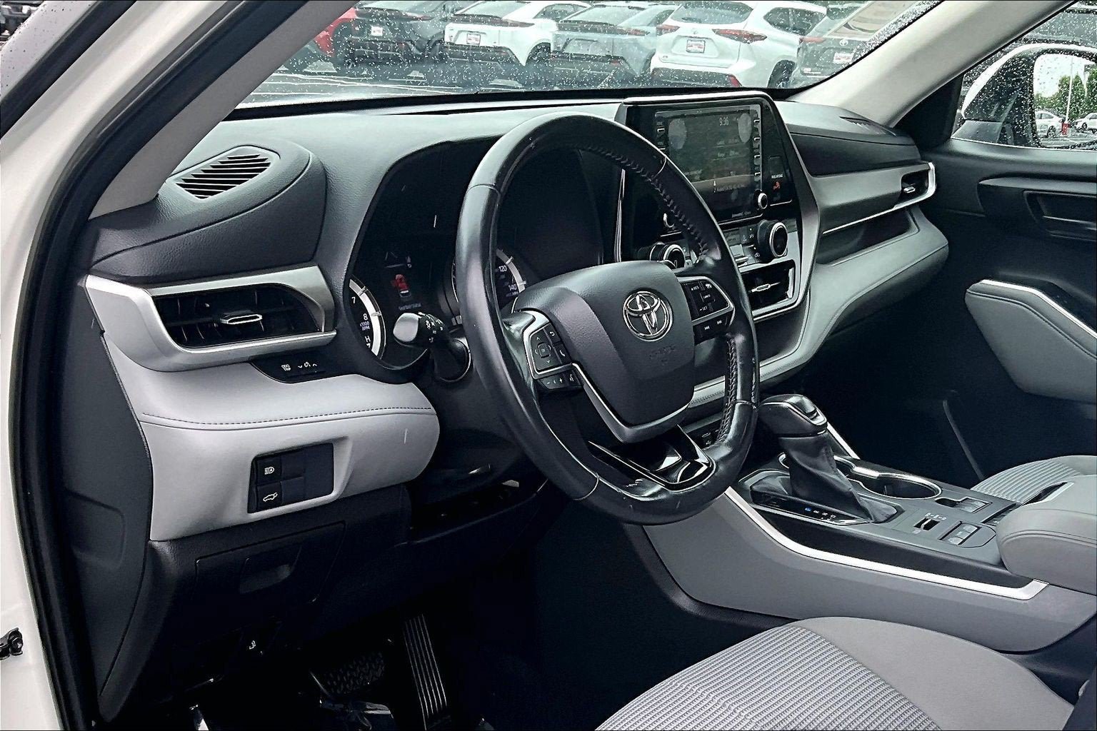 Used 2021 Toyota Highlander LE AWD/4WD image 13