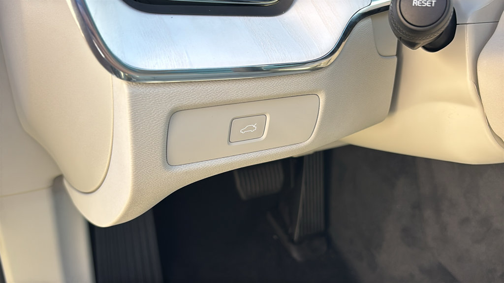New 2027 Volvo XC60 B5 Ultra AWD/4WD image 14