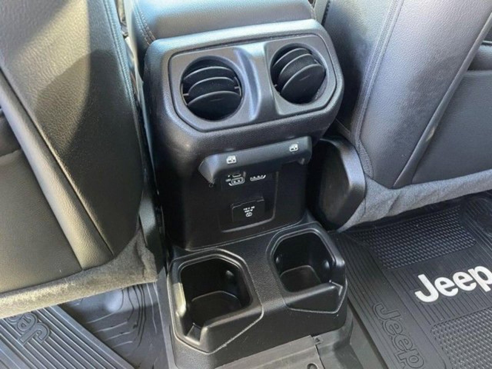 Used 2021 Jeep Gladiator Overland AWD/4WD image 17