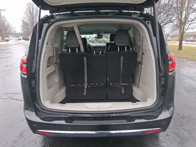 Used 2024 Chrysler Pacifica Touring-L image 5