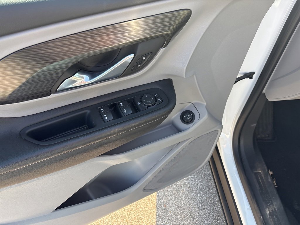 Used 2023 GMC Terrain SLE w/ Driver Convenience Package image 9