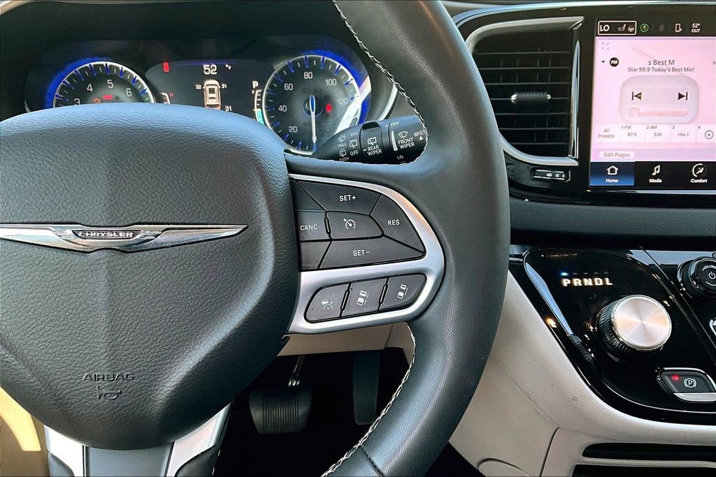 Used 2023 Chrysler Pacifica Touring-L image 12