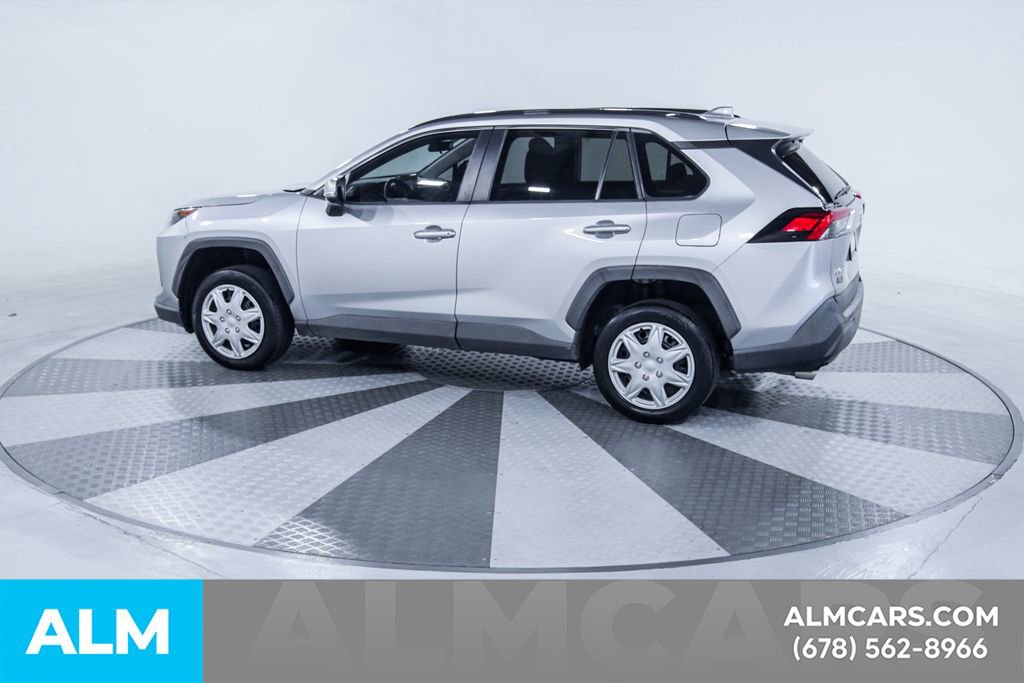 Used 2020 Toyota RAV4 LE FWD image 5