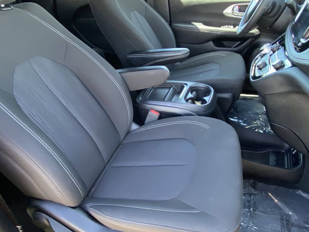 Used 2024 Chrysler Pacifica Touring FWD image 15