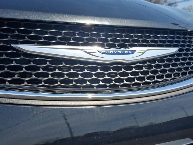 Used 2018 Chrysler Pacifica Touring-L image 29