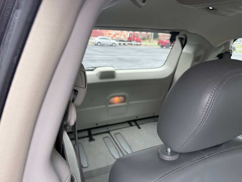 Used 2013 Volkswagen Routan SE FWD image 7