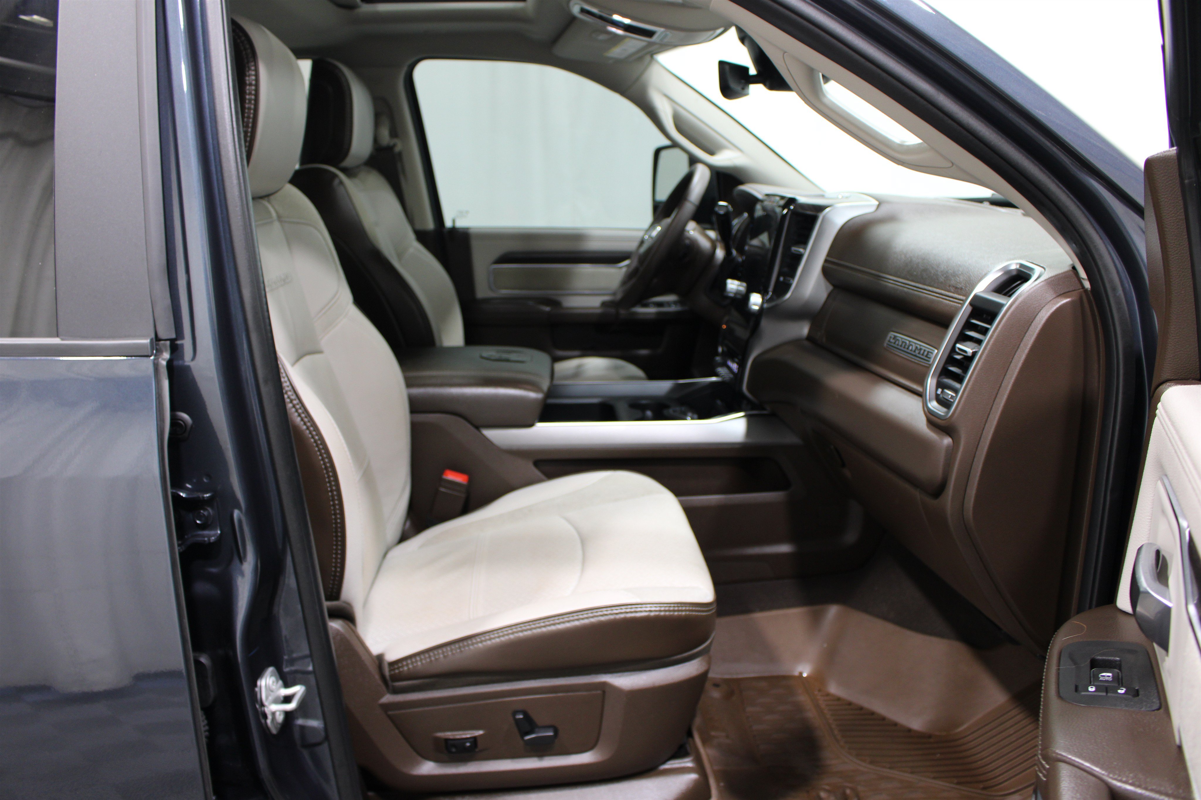 Used 2026 RAM 3500 Laramie AWD/4WD image 27