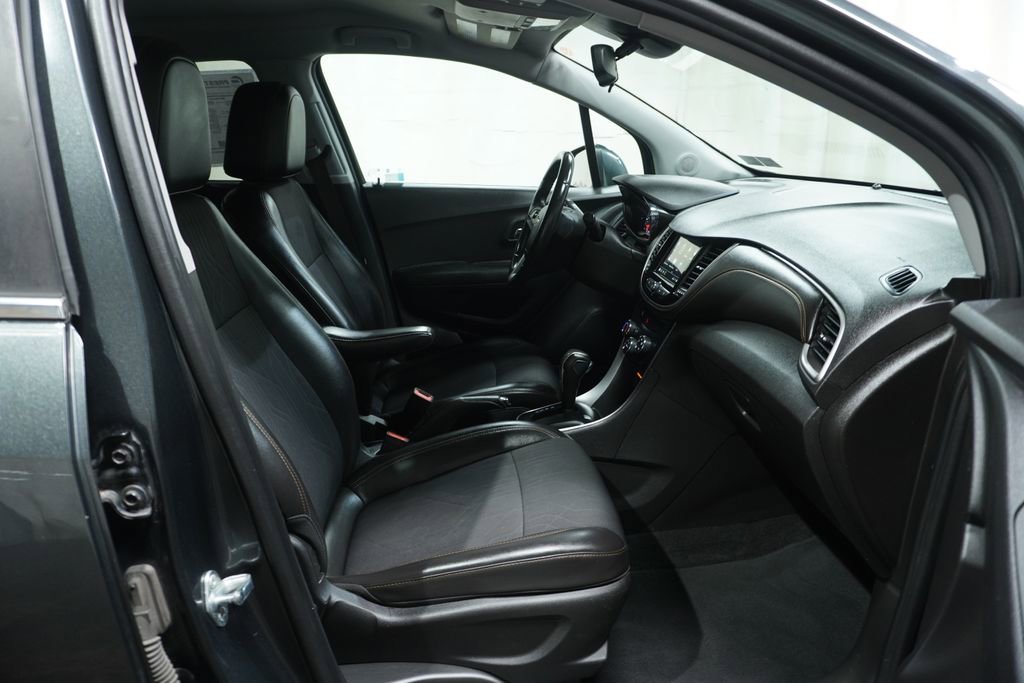 Used 2019 Chevrolet Trax LT w/ LT Convenience Package AWD/4WD image 11