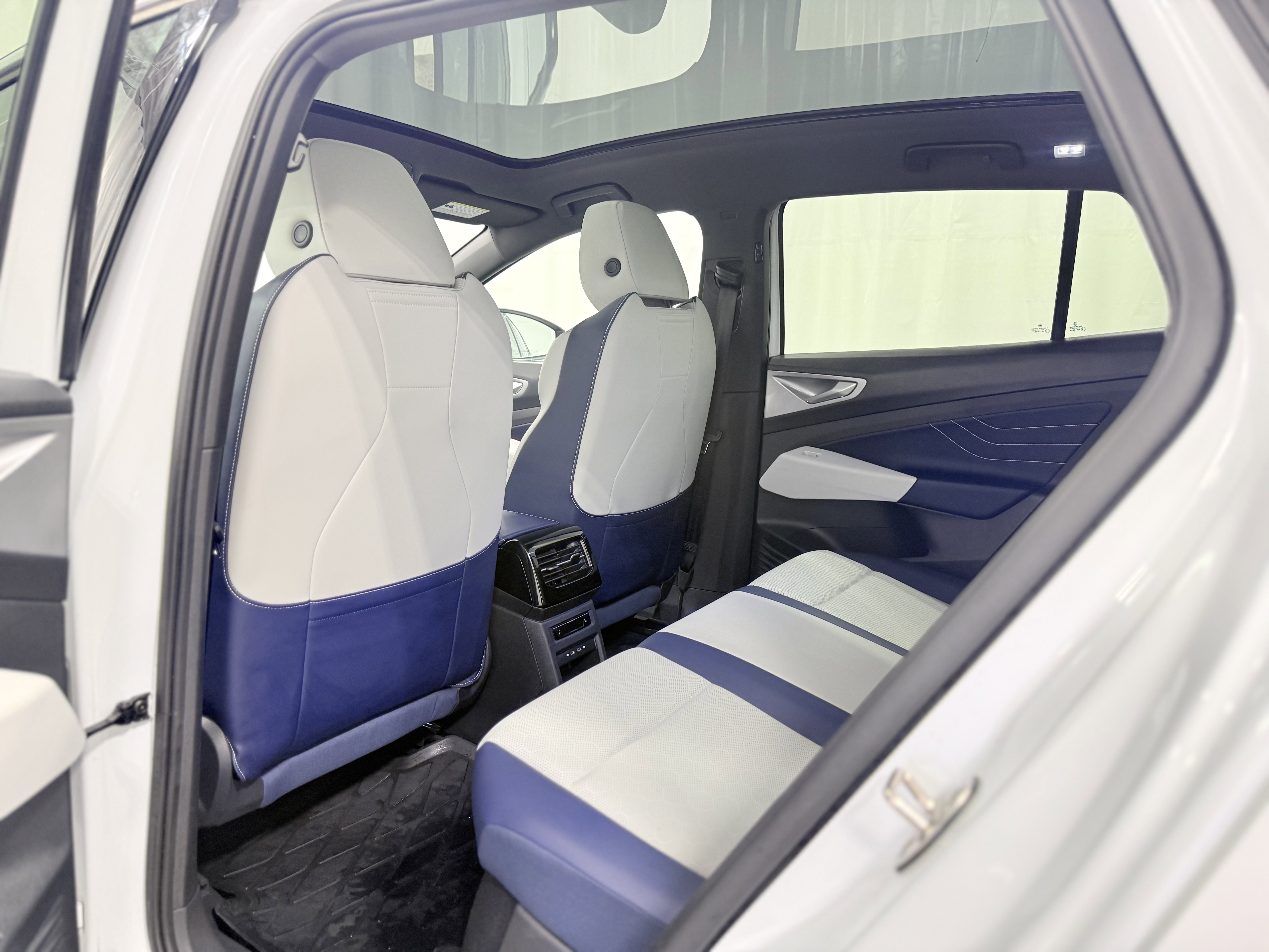 Used 2023 Volkswagen ID.4 Pro S Plus image 26