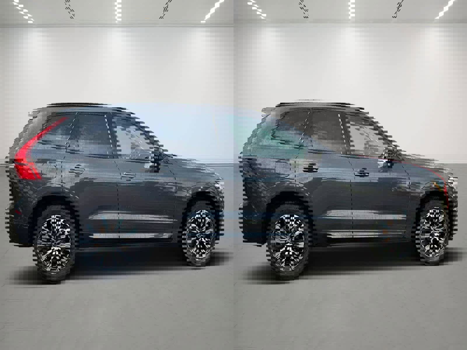 Used 2025 Volvo XC60 B5 Plus image 5