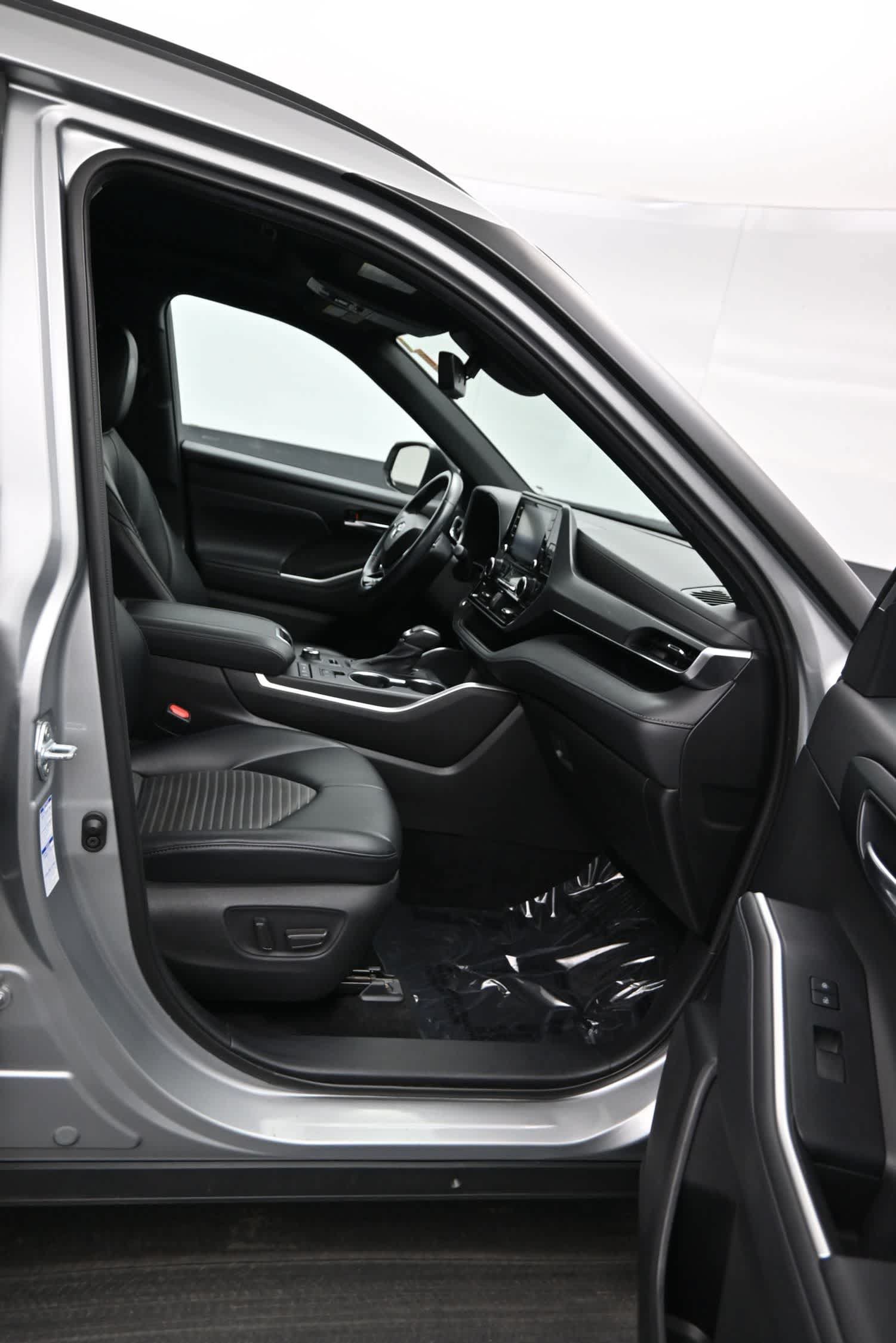 Used 2021 Toyota Highlander XSE AWD/4WD image 11