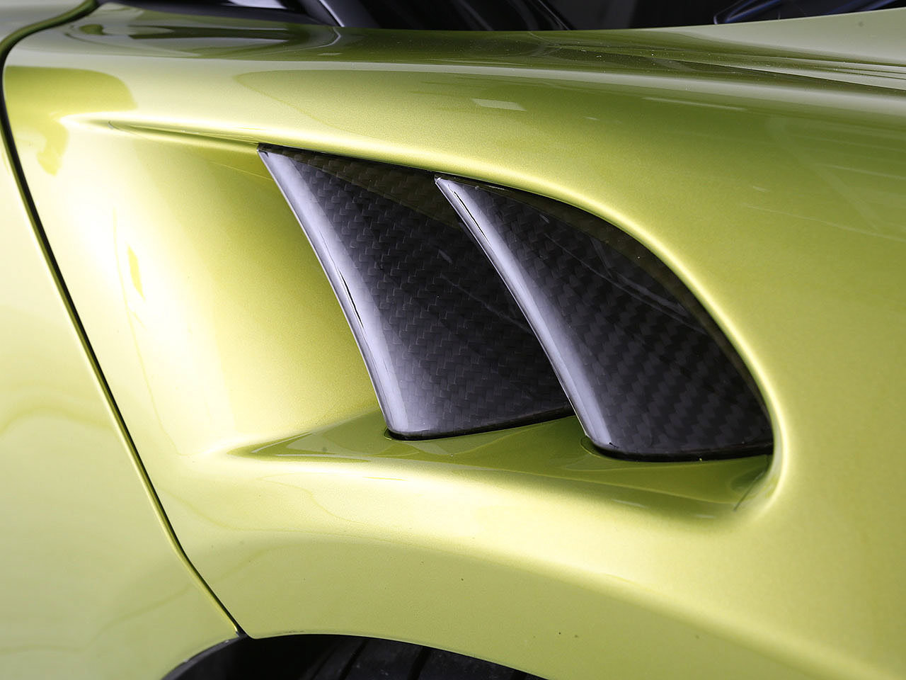 Used 2023 McLaren Artura RWD image 18