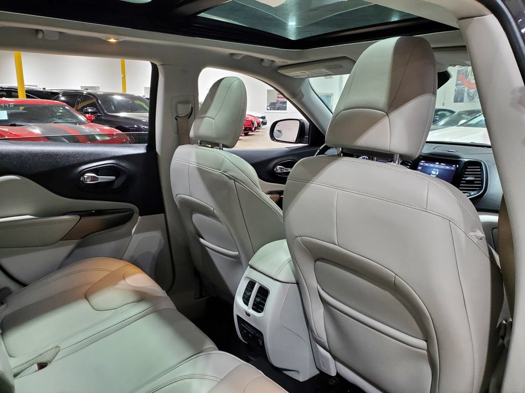 Used 2020 Jeep Cherokee Limited w/ Luxury Group FWD image 21