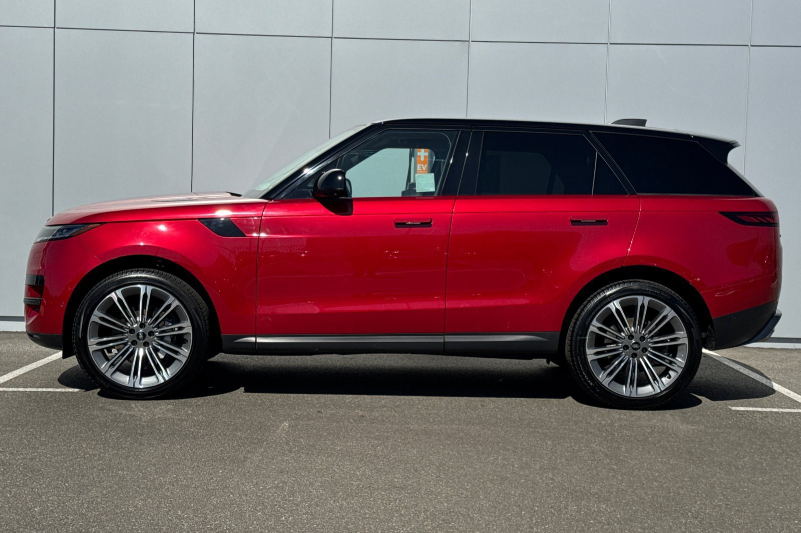 Used 2024 Land Rover Range Rover Sport SE AWD/4WD image 2