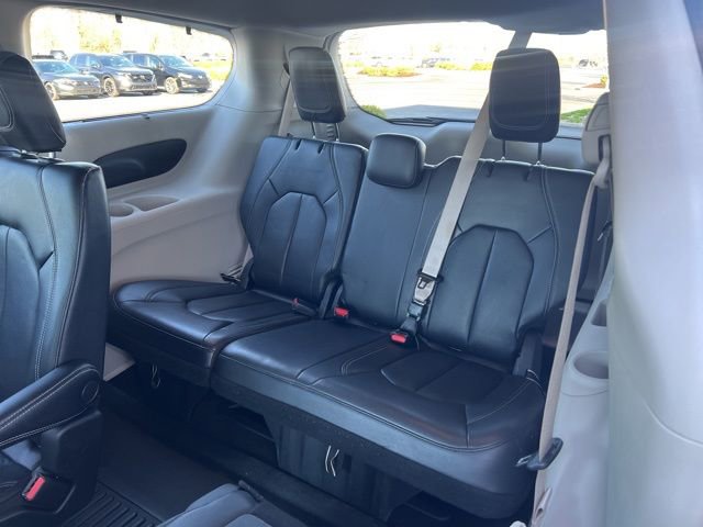 Used 2022 Chrysler Pacifica Touring-L image 19