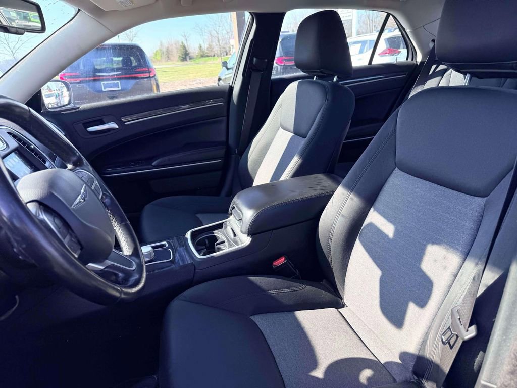 Used 2019 Chrysler 300 Touring w/ Driver Convenience Group RWD image 12