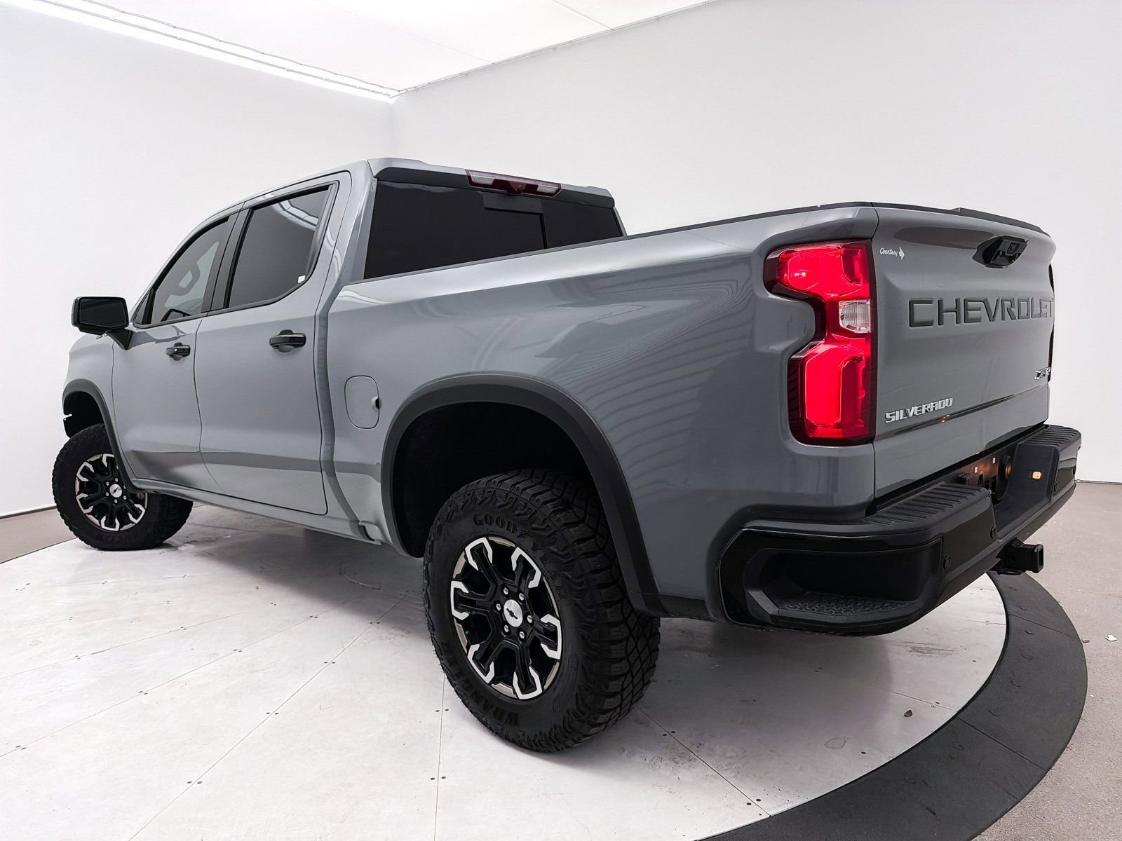 Used 2025 Chevrolet Silverado 1500 ZR2 w/ Technology Package AWD/4WD image 8