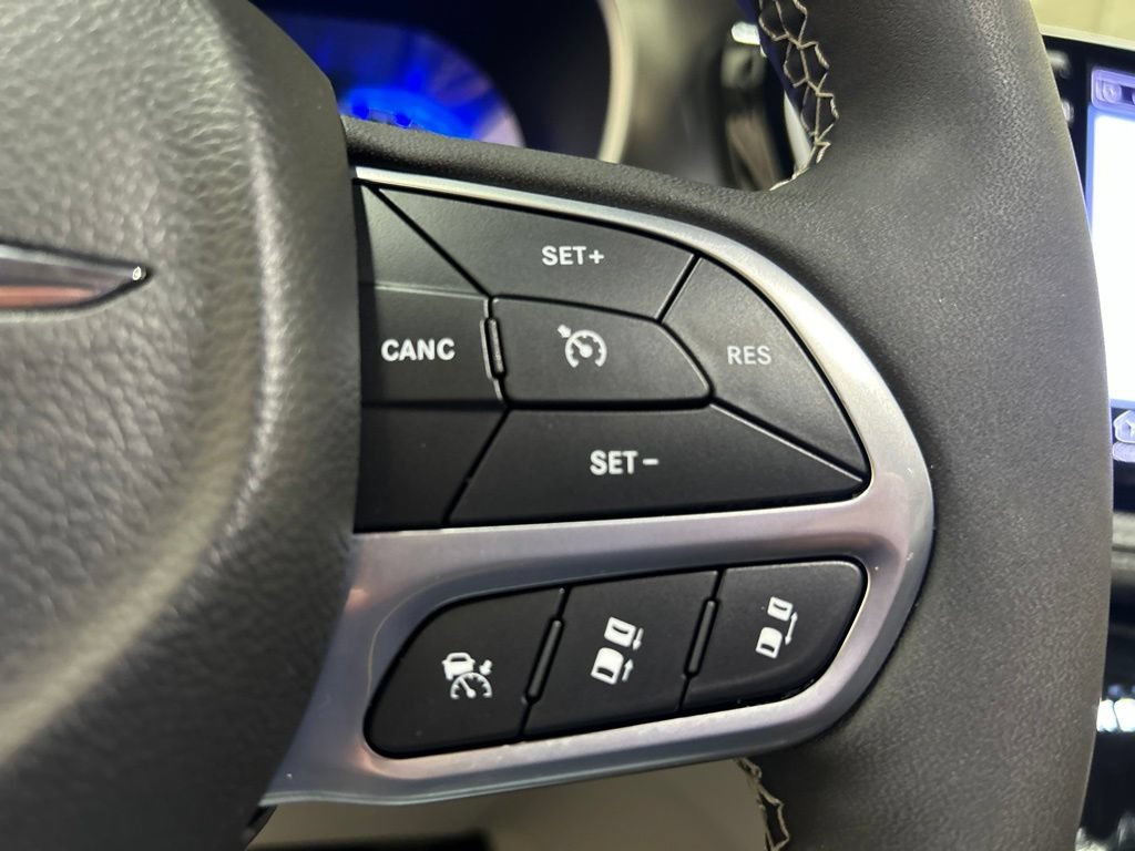Used 2024 Chrysler Pacifica Touring-L FWD image 22