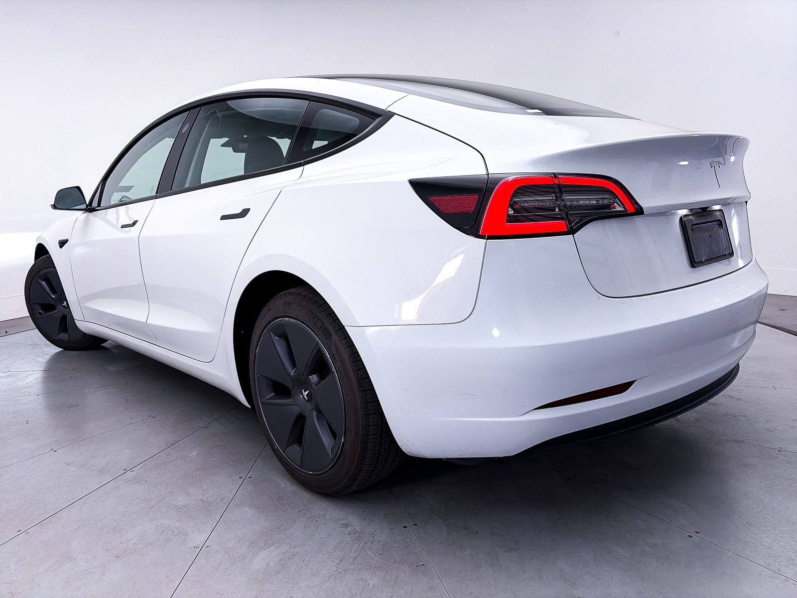 Used 2023 Tesla Model 3 Standard Range image 2