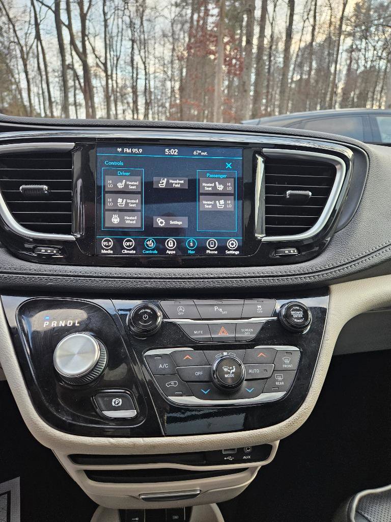 Used 2020 Chrysler Pacifica Limited image 19