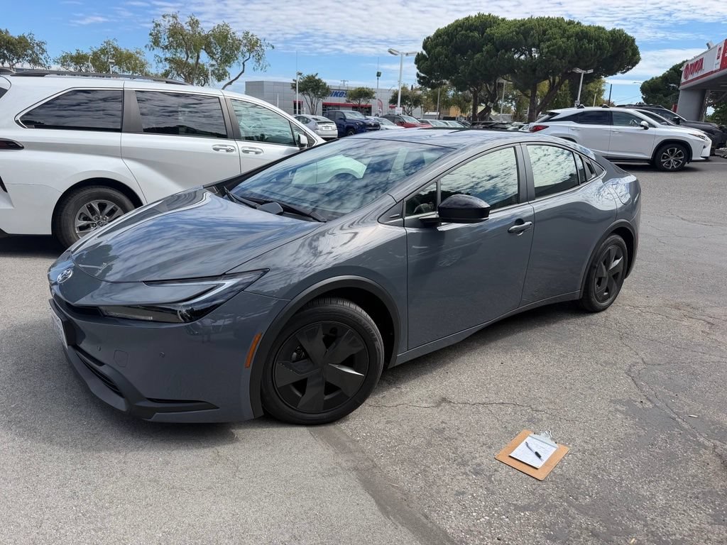 Used 2025 Toyota Prius LE FWD image 1