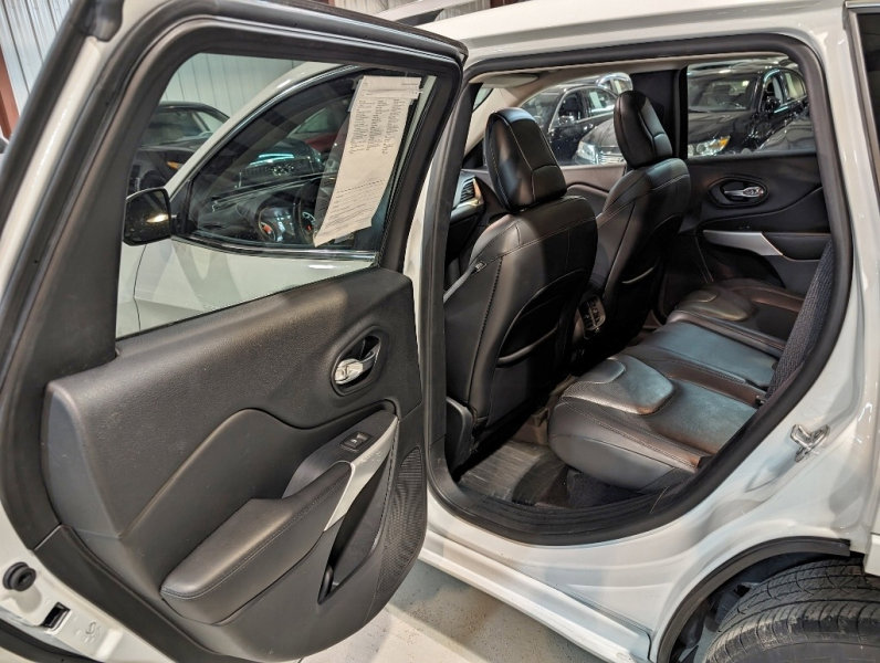 Used 2017 Jeep Cherokee Overland w/ Technology Group image 24