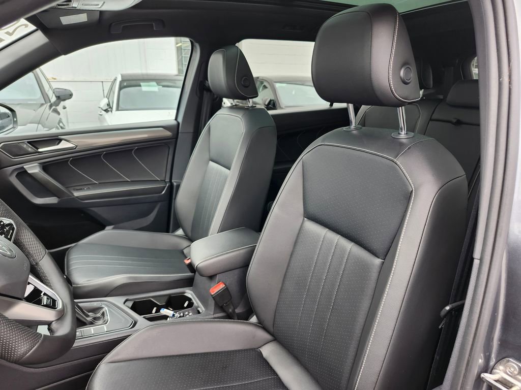 Certified 2022 Volkswagen Tiguan SE R-Line image 9