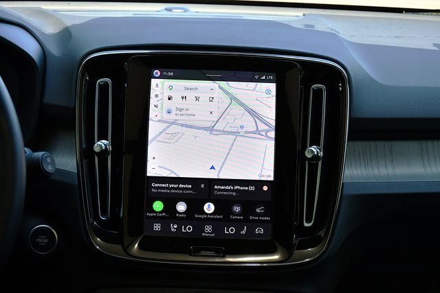 Certified 2026 Volvo XC40 B5 Plus AWD/4WD image 25