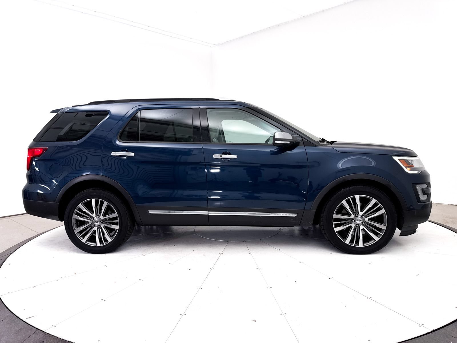 Used 2016 Ford Explorer Platinum AWD/4WD image 34