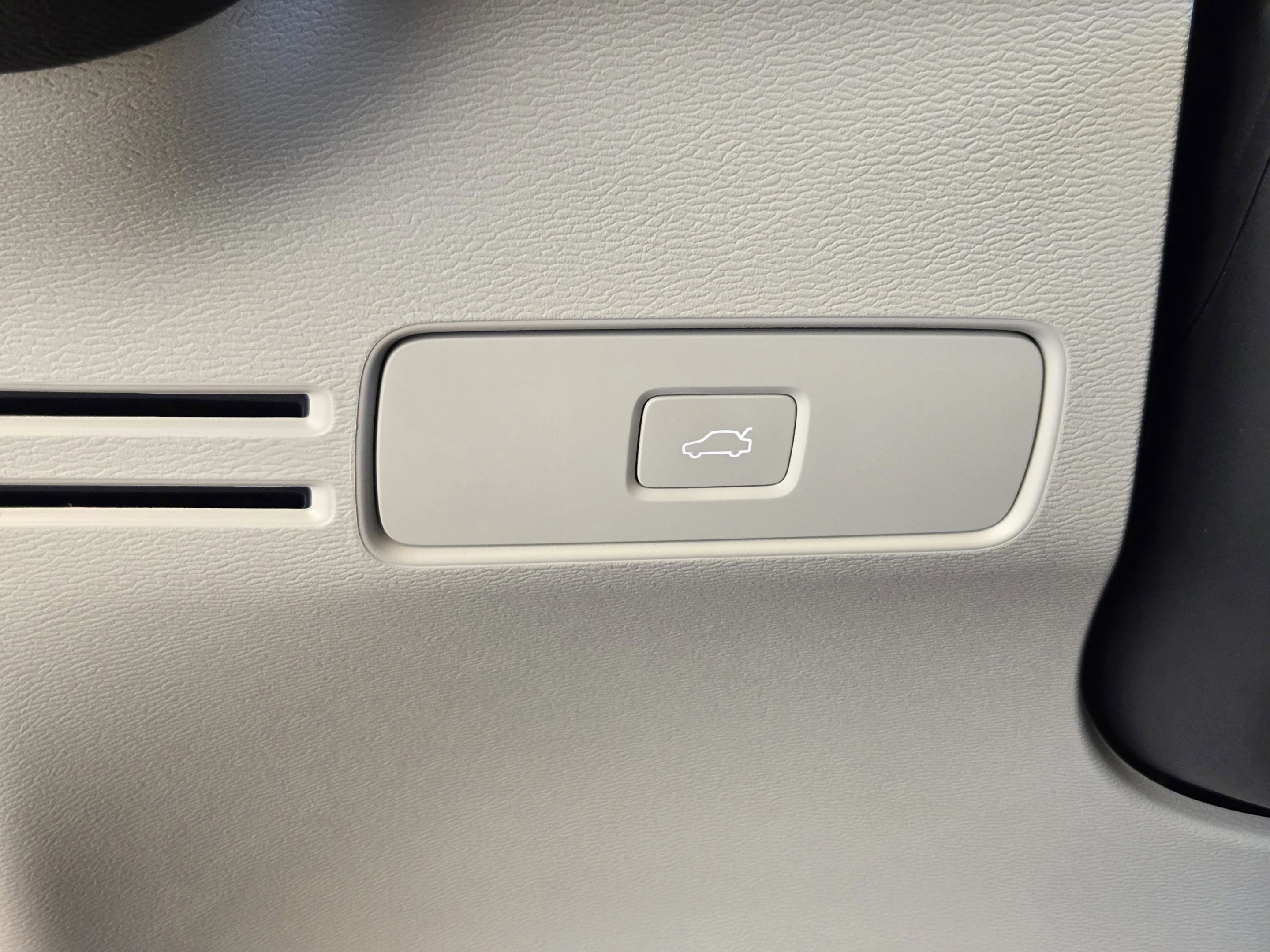 New 2026 Volvo XC40 B5 Plus w/ Protection Package Premier image 25