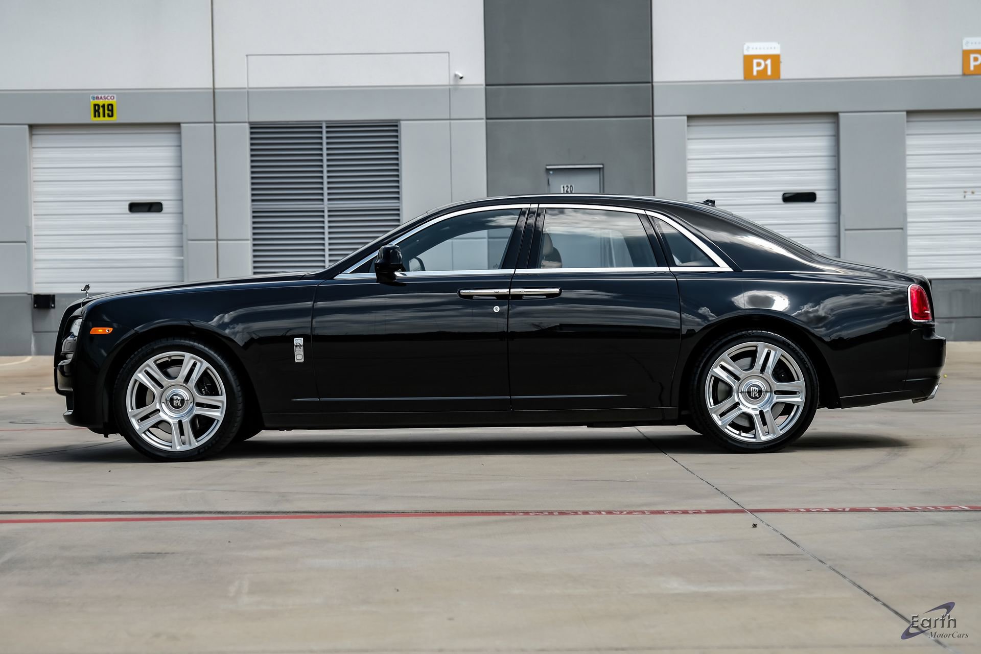 Used 2017 Rolls-Royce Ghost RWD image 8