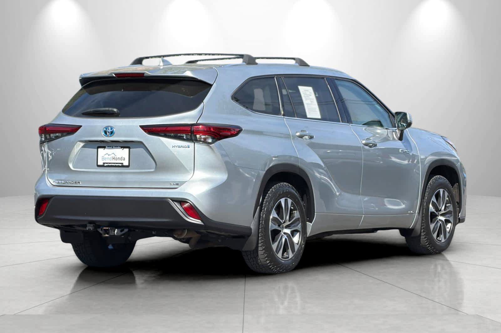 Used 2020 Toyota Highlander XLE AWD/4WD image 2