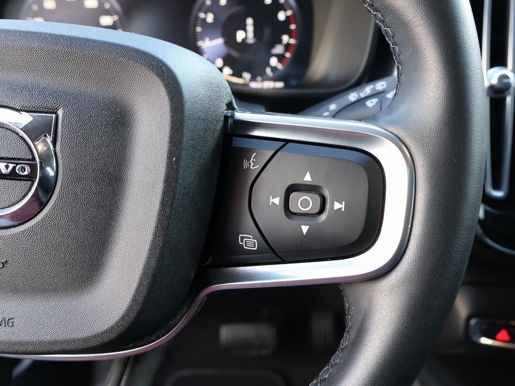 Used 2022 Volvo XC40 T5 Momentum image 37