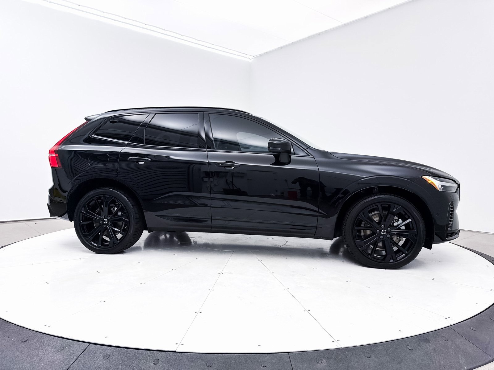 Used 2024 Volvo XC60 T8 Ultimate w/ Climate Package image 40