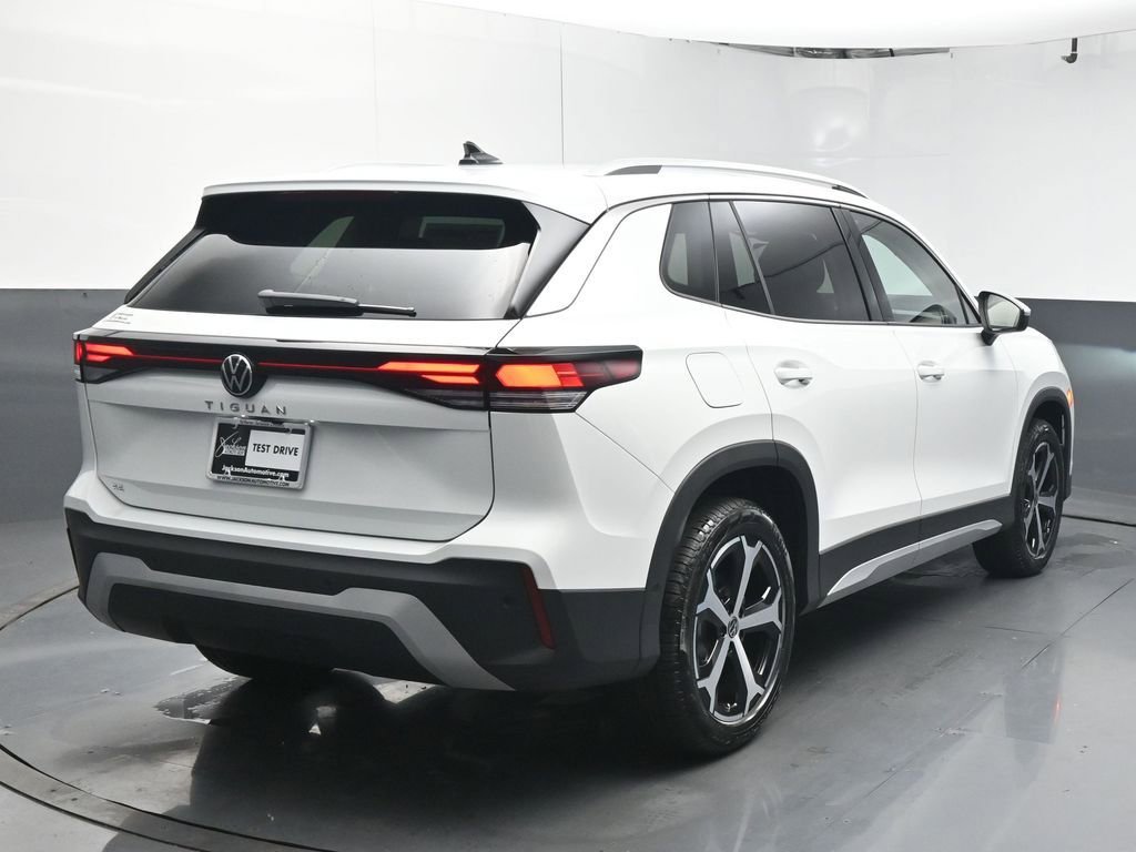 Used 2025 Volkswagen Tiguan SE image 7