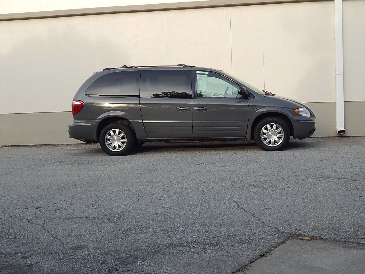 Used 2005 Chrysler Town & Country Touring w/ Luxury Group FWD image 2
