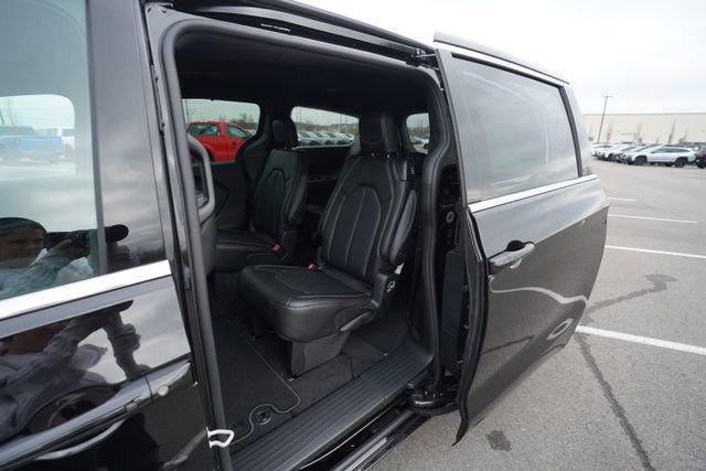 New 2026 Chrysler Pacifica Select FWD image 13