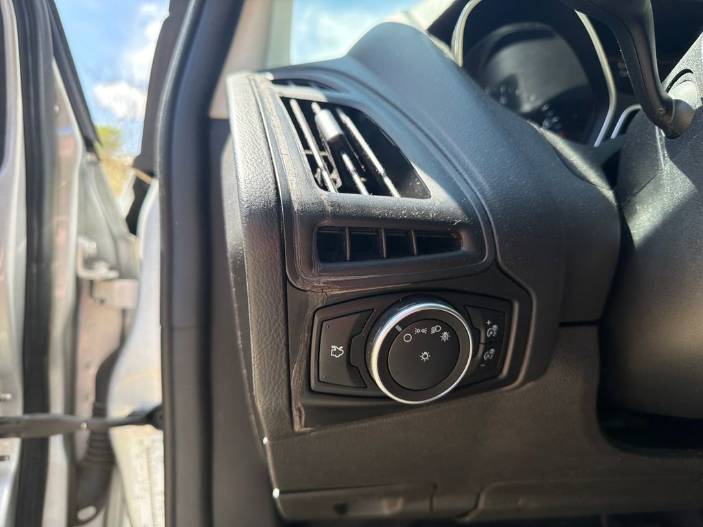 Used 2018 Ford Focus SE FWD image 13