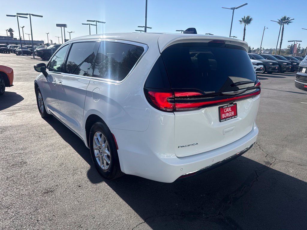 Used 2026 Chrysler Pacifica Select FWD image 5