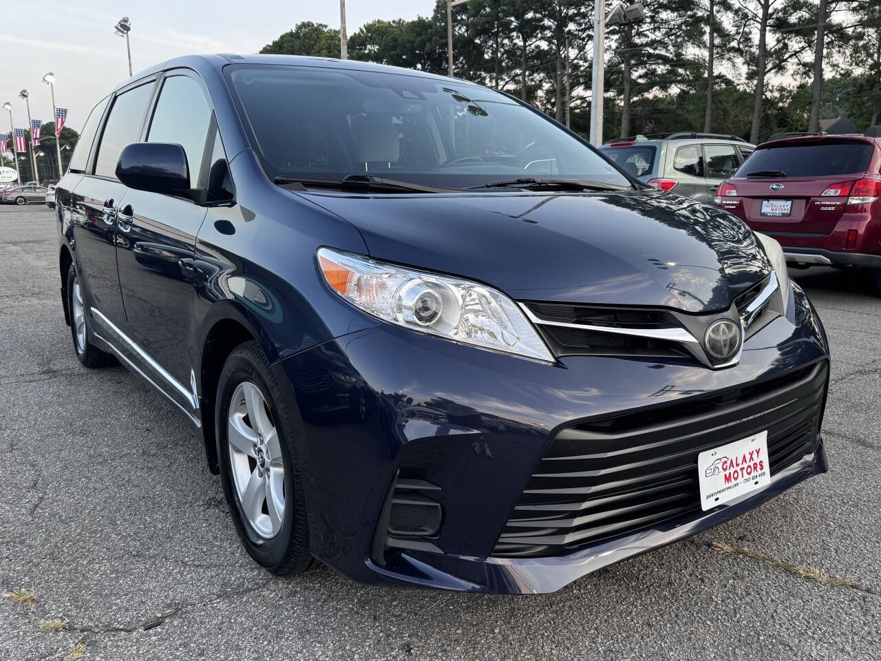 Used 2020 Toyota Sienna LE w/ LE Preferred Package FWD image 3