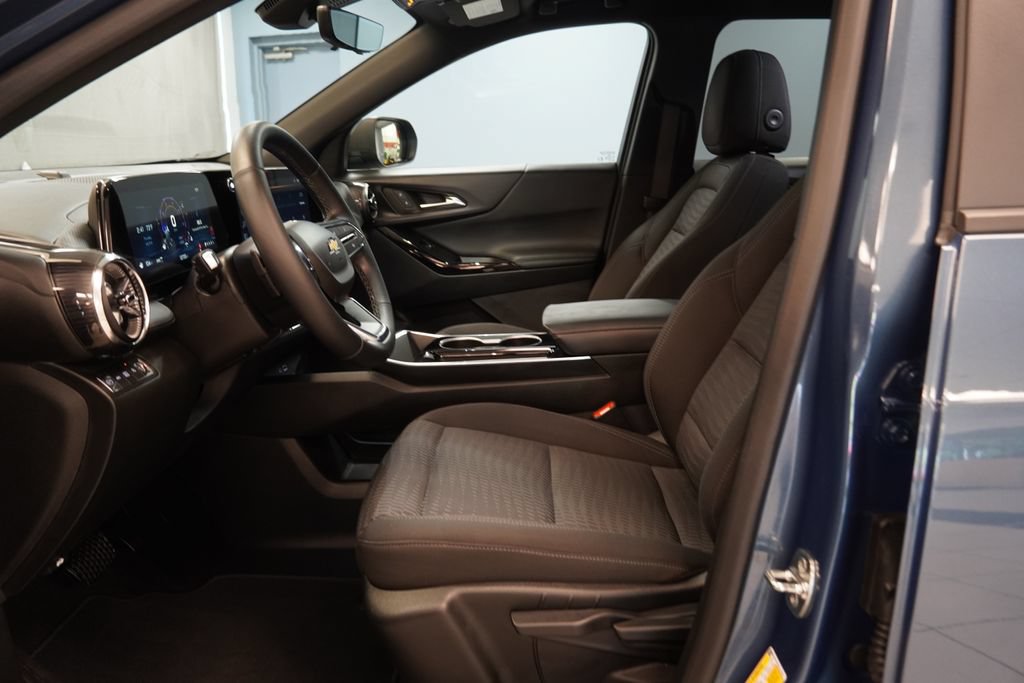 Used 2025 Chevrolet Equinox LT w/ Safety and Technology Package AWD/4WD image 5