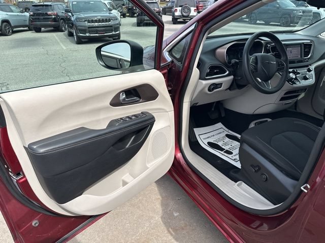 Certified 2023 Chrysler Voyager LX FWD image 25