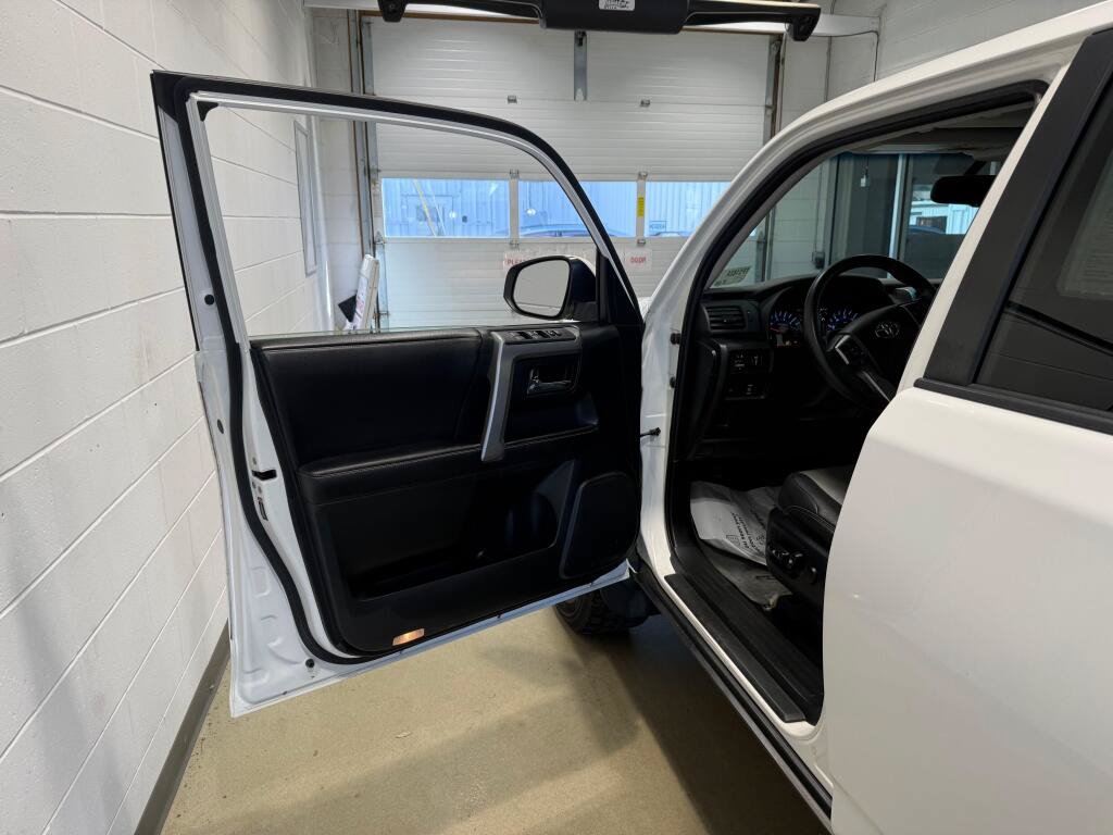 Used 2016 Toyota 4Runner SR5 Premium RWD image 17