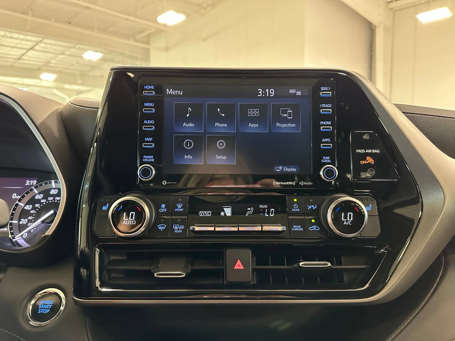 Used 2022 Toyota Highlander XLE FWD image 26