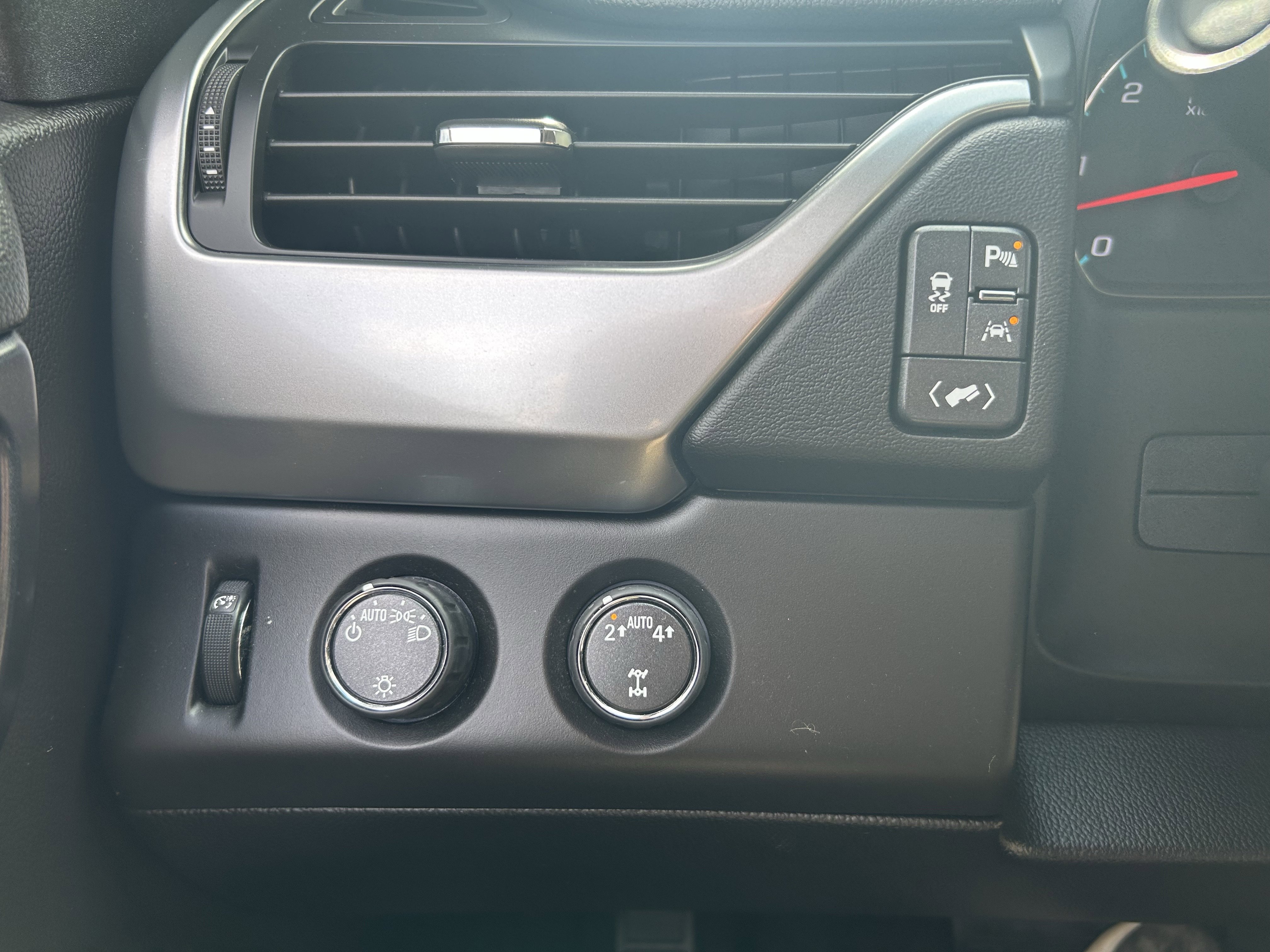 Used 2017 Chevrolet Suburban LT image 18