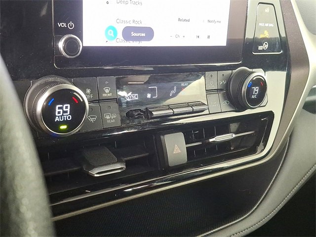 Used 2023 Toyota Highlander L image 18